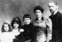 Jean_Piaget_avec_ses_parents_et_ses_soeurs__1906.jpg